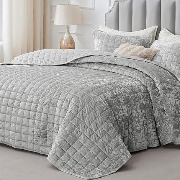 BEDELITE Velvet Quilt Set King Size - Luxury Velvet Comforter Bedding Set 3 Pieces, Soft Cozy Shiny Light Grey Oversized Bedspread Coverlet for All Seasons with 2 Pillow Shams