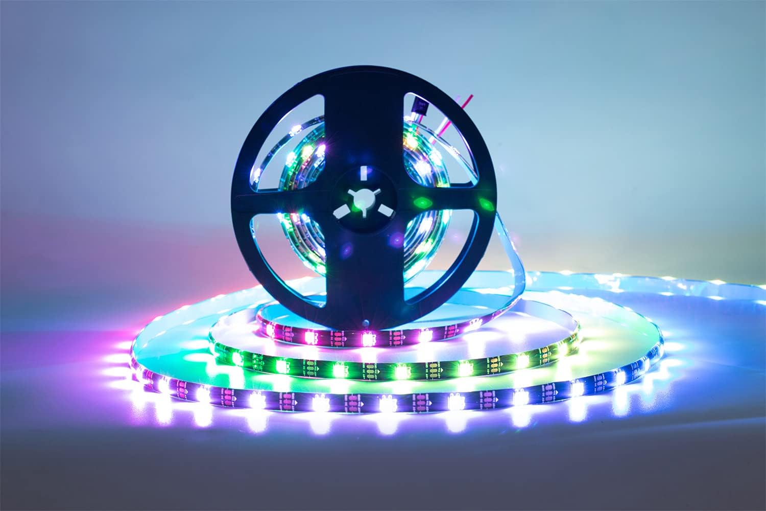 WS2812B LEDストリップ 個別アドレス指定可能ライト SMD 30ピクセル/m 5050 RGBピクセルストリップ DC5V 16.4フィート 150LEDS 防水 IP65、ホワイトPCB