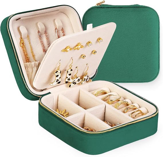 Quatish Travel Jewelry Case, Jewelry Travel Organizer, Portable Small Jewelry Box for Women, Mini Velvet Jewelry Case for Traveling, Christmas Gift for Teen Girls, Green